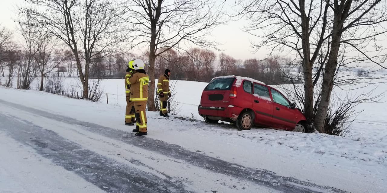 OSP KSRG Jedwabno.  Wyjazd dwóch zastępów do wypadku drogowego z udziałem samochodu osobowego
