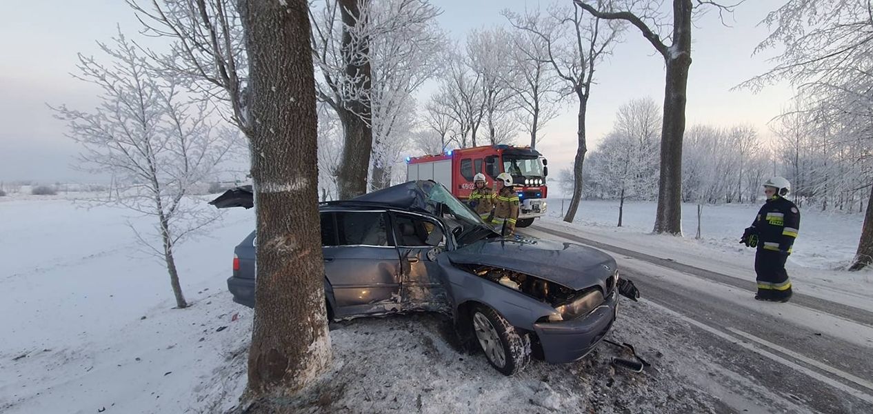 Ranna kobieta w wypadku samochodowym. W godzinach rannych kierująca pojazdem marki BMW. Nie zachowała ostrożności i uderzyła w drzewo.