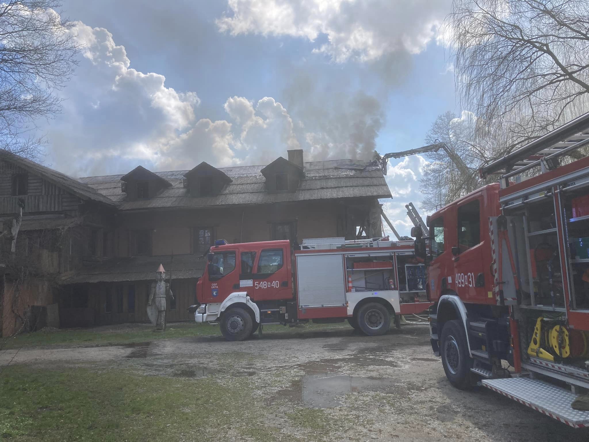 Pożar w miejscowości Bartlewo - 15 zastępów straży pożarnej aktywnie działało w akcji gaśniczej