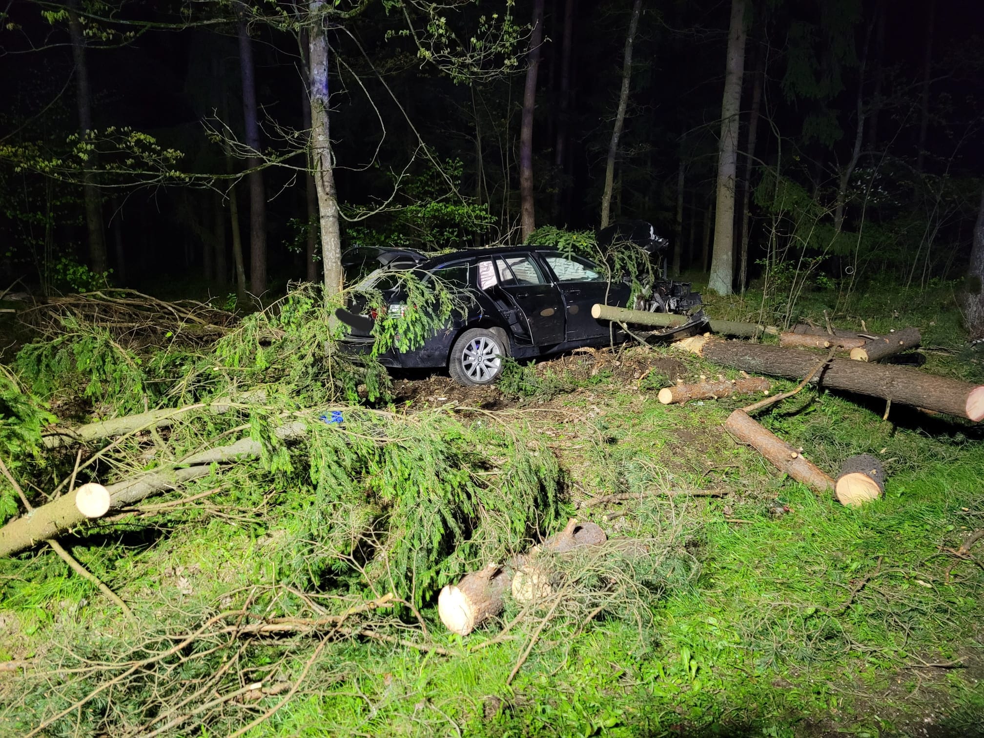 OSP Orzysz-Poważny wypadek na DK 16: Samochód uderzył w drzewo, blokując ruch w obu kierunkach